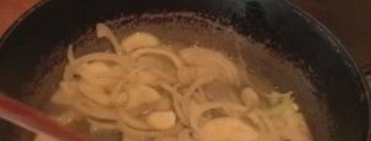 жареные грибы лисички с чесноком в сливочном масле. Шаг 4