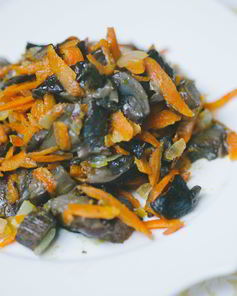 Жареные грибы с морковкой и луком