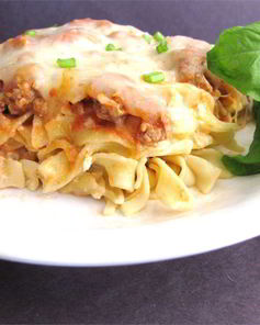 Гуляш из фарша индейки с лапшой