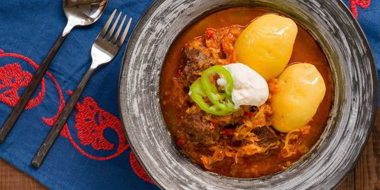 Гуляш из говядины и кислой капусты