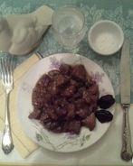 Гуляш из говядины в пиве с вишней и черносливом