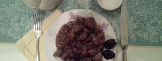 гуляш из говядины в пиве с вишней и черносливом. Шаг 5