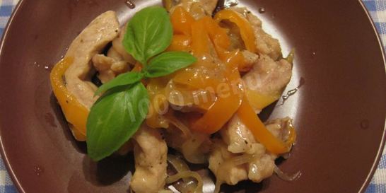 Гуляш из свинины с болгарским перцем