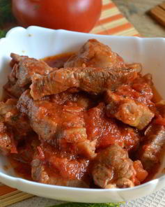 Гуляш из свинины с подливкой