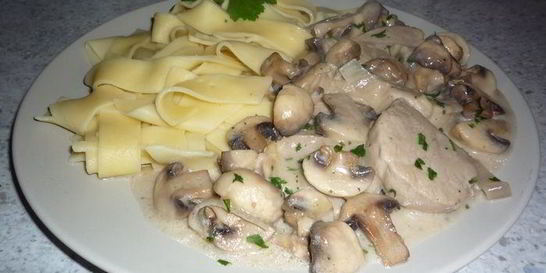 Гуляш из свинины с шампиньонами