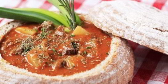 Гуляш в хлебном горшочке