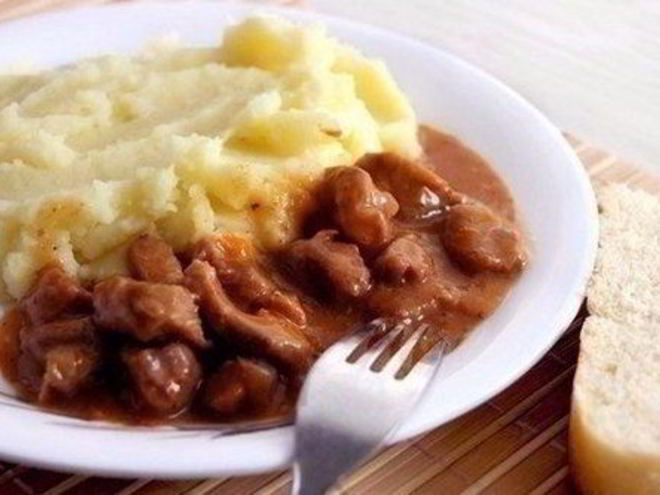 Рецепт мясного гуляша с подливкой и картофельным пюре