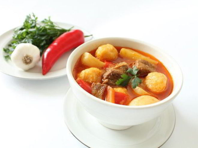 Рецепт супа-гуляша с сырными клецками