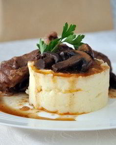Картофельное пюре с голубым сыром и соусом из грибов с карамелизованным луком