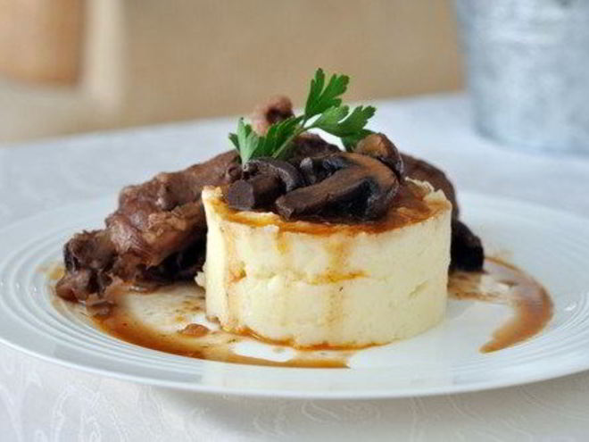 Рецепт картофельного пюре с голубым сыром и соусом из грибов с карамелизованным луком