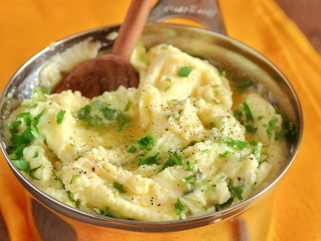 Рецепт картофельного пюре с печеным чесноком и петрушкой