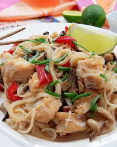 Китайская рисовая лапша с имбирной рыбой