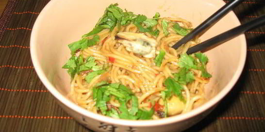 Корейская лапша с беконом, мидиями и вешенками