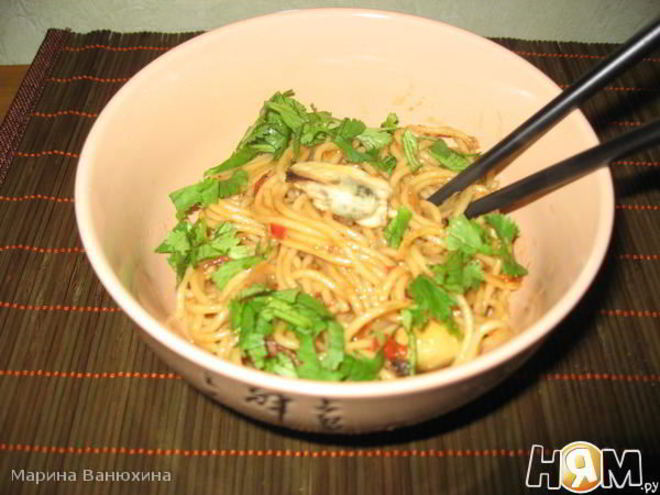 Рецепт корейской лапши с беконом, мидиями и вешенками