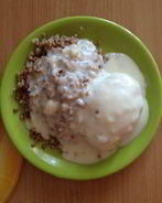 Куриные котлетки с белым соусом и гречкой на пару