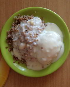 Куриные котлетки с белым соусом и гречкой на пару