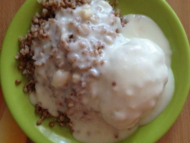 Рецепт куриных котлеток с белым соусом и гречкой на пару