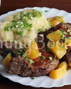 Свиная котлета на косточке с абрикосами и картошкой