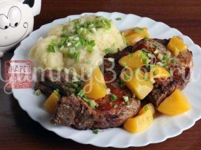 Рецепт свиной котлеты на косточке с абрикосами и картошкой