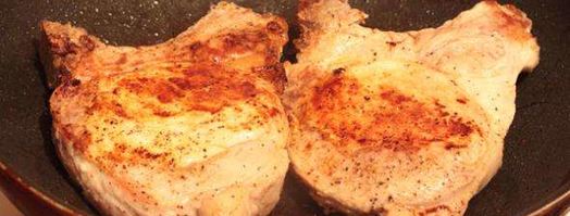 свиная котлета на косточке с абрикосами и картошкой. Шаг 5