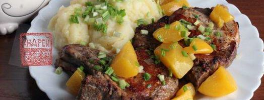 свиная котлета на косточке с абрикосами и картошкой. Шаг 10