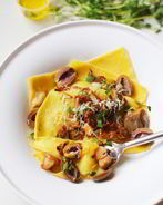 Открытая лазанья с белыми грибами и оливками