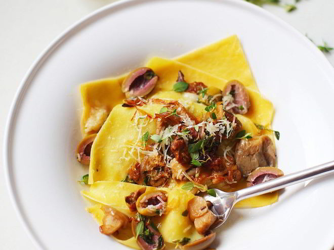 Рецепт открытой лазанья с белыми грибами и оливками