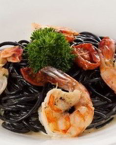 Черные спагетти с лососем и моцареллой