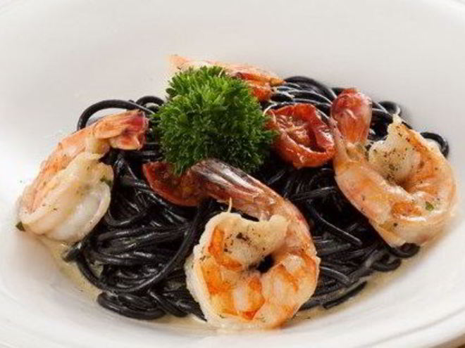 Рецепт черных спагетти с лососем и моцареллой