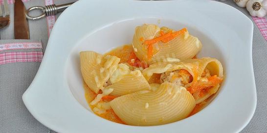 Фаршированные макароны на сковороде