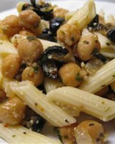 Итальянские макароны с нутом и маслинами