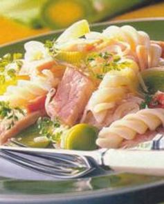 Макароны с сыром, луком-пореем и свиной грудинкой