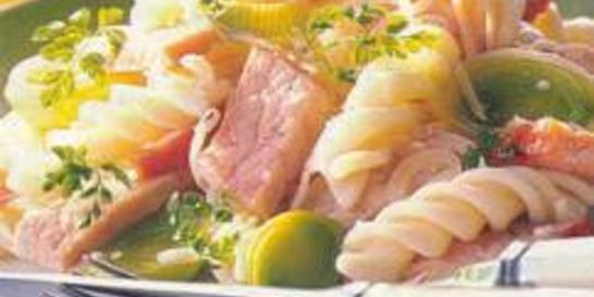 Макароны с сыром, луком-пореем и свиной грудинкой