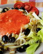 Макароны с томатным соусом и маслинами