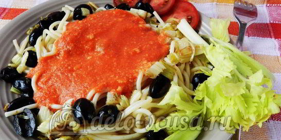 Макароны с томатным соусом и маслинами