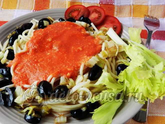Рецепт макарон с томатным соусом и маслинами