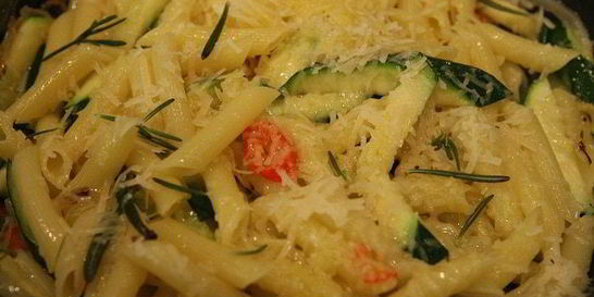 Макароны с цукини, пармезаном и розмарином