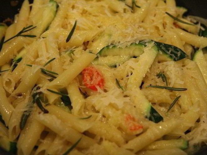 Рецепт макарон с цукини, пармезаном и розмарином