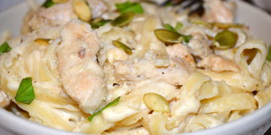 Паста альфредо с курицей по-домашнему