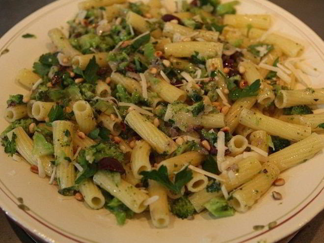 Рецепт пасты с брокколи, оливками и кедровыми орешками