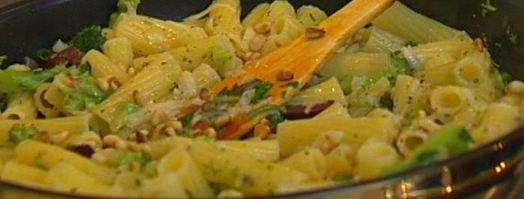 паста с брокколи, оливками и кедровыми орешками. Шаг 13