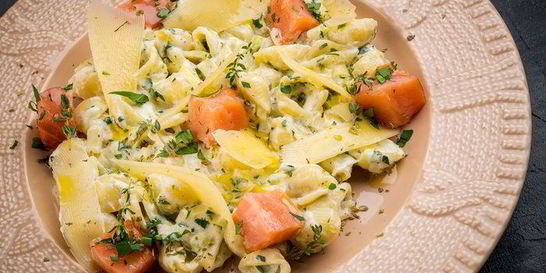 Паста с копченой семгой и луком пореем