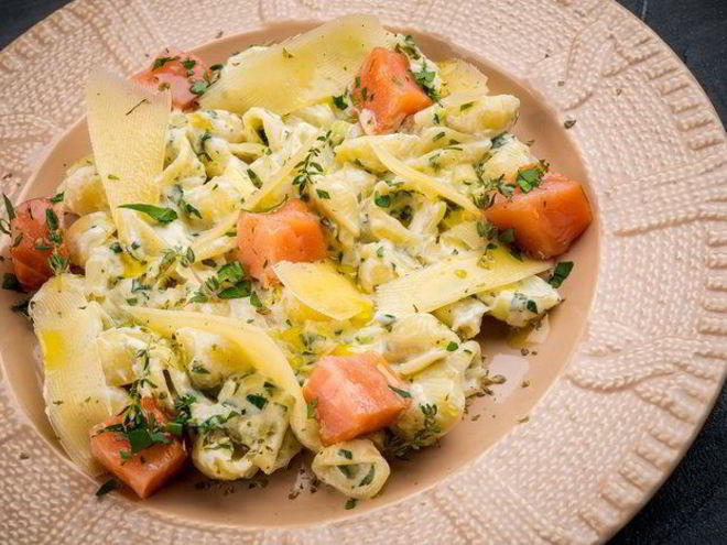 Рецепт пасты с копченой семгой и луком пореем