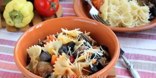 Паста с курицей, грибами и овощным соусом