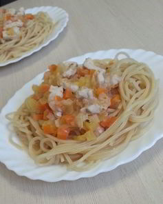 Паста с курицей и овощами