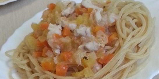 Паста с курицей и овощами
