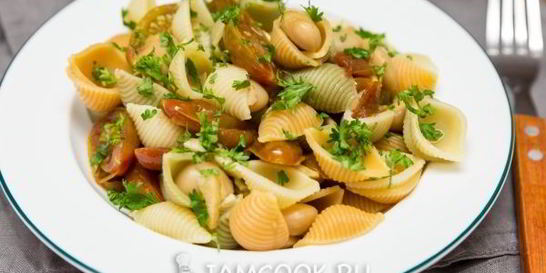 Паста с помидорами и фасолью