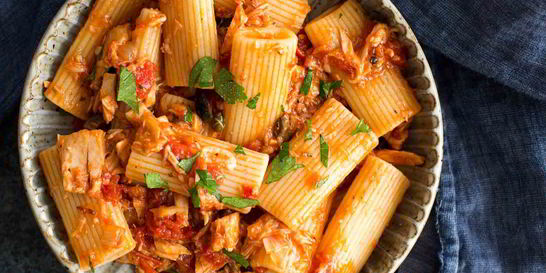 Паста с тунцом и томатами