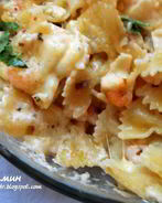 Паста, запеченная с креветками и тремя видами сыра