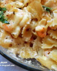 Паста, запеченная с креветками и тремя видами сыра